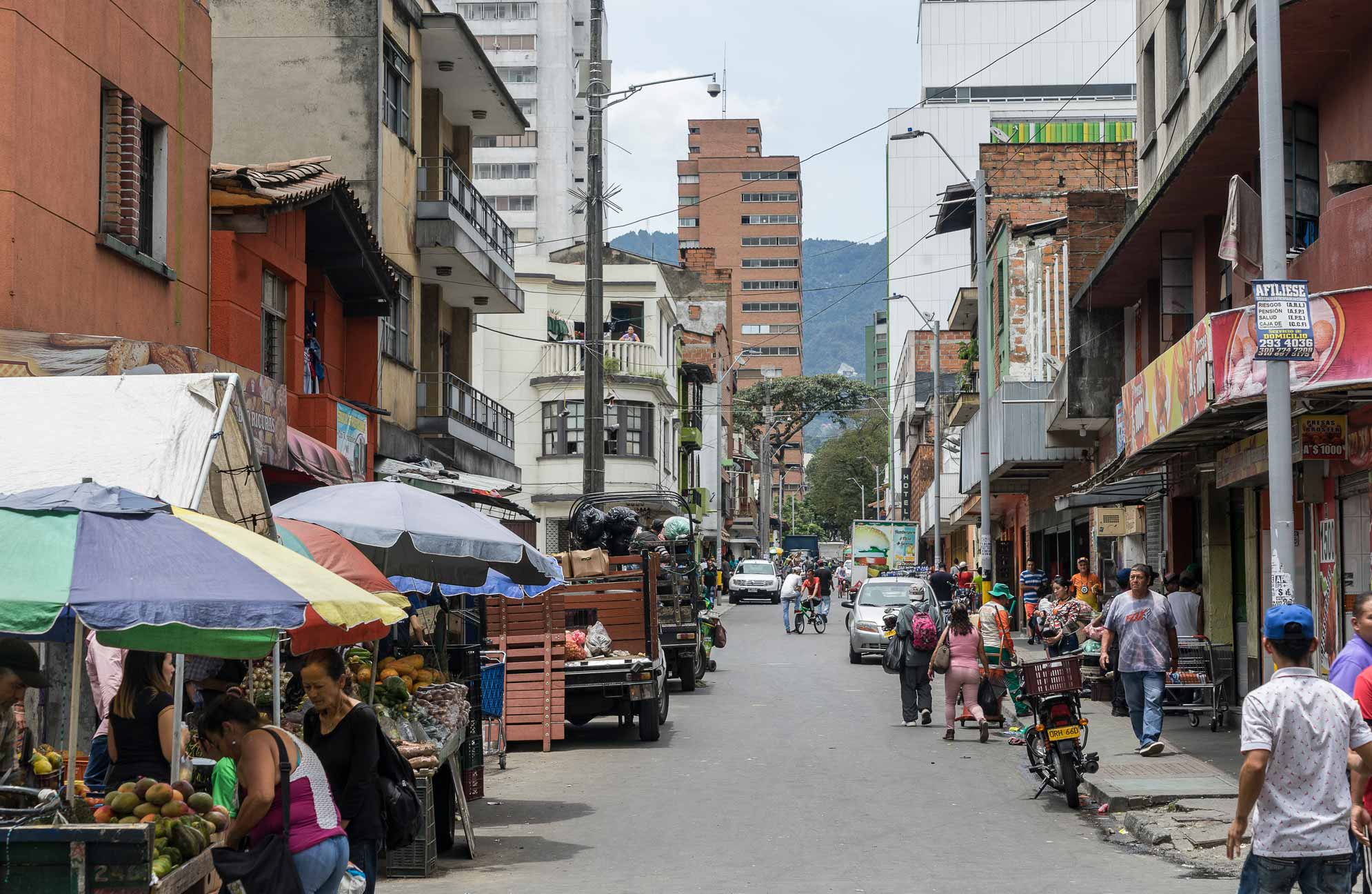 Una calle de pueblo grande