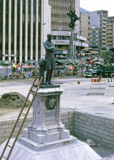 Reformas al Parque Berrío, por inauguración de la Estación del Metro. 1995